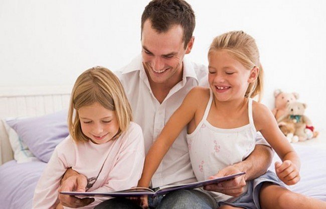 папа читает детям сказку