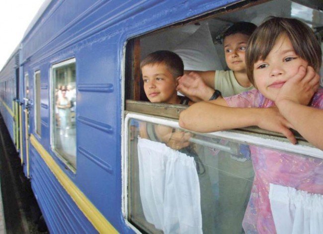 дети в поезде