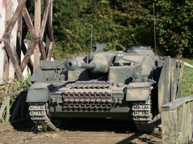 Вид танка в живую StuG IV, на фото заметно, что танк стоит и пылится