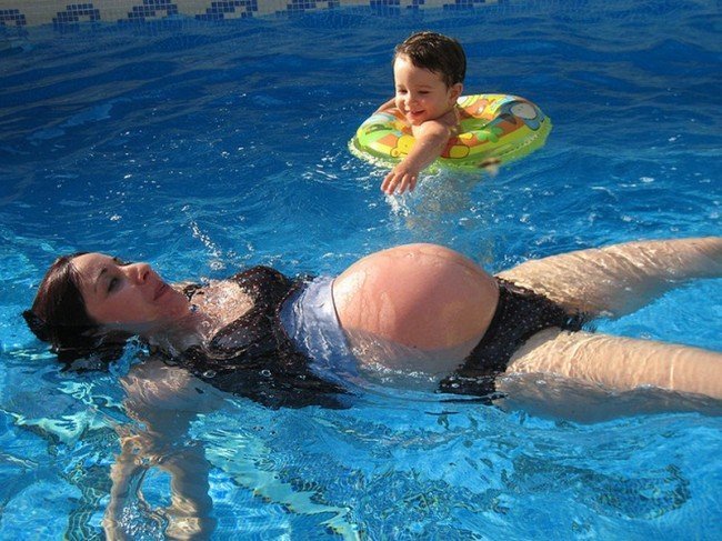 Плавание в бассейне и беременность