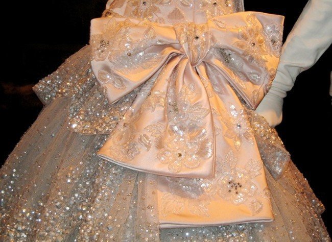 Какой элемент декора платья считал Кристиан Диор самым праздничным?