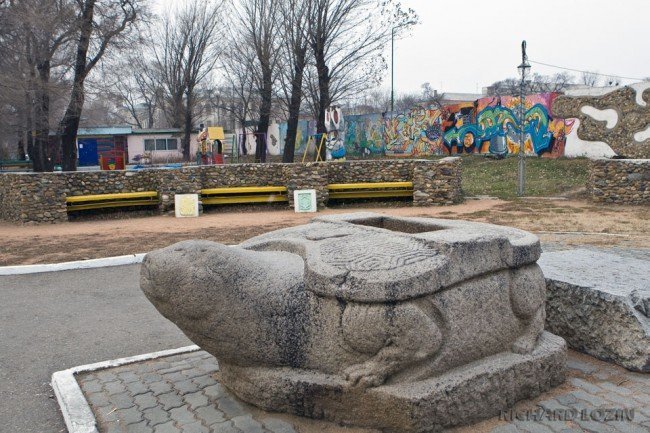 Каменная черепаха в городском парке Уссурийска.