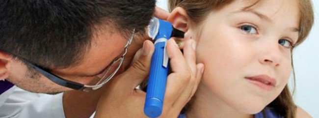 при боли в ушах необходимо обратиться к врачу