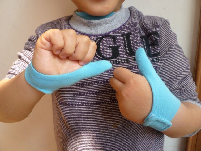 Малыш сосет палец ноги | Премиум Фото