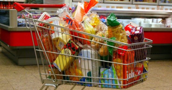 Куда супермаркеты девают продукты с истёкшим сроком годности?