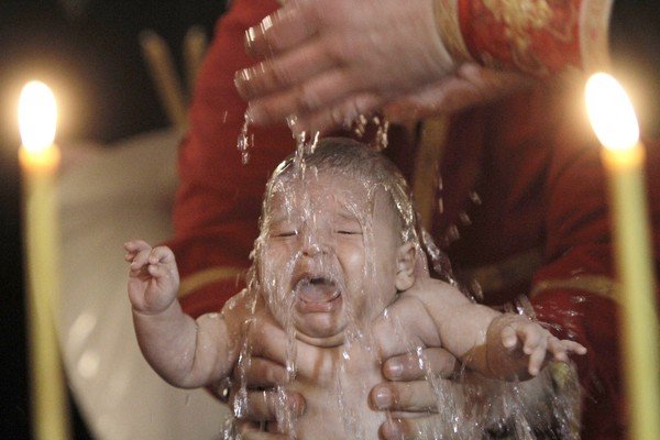 Ребенок плачет во время крещения