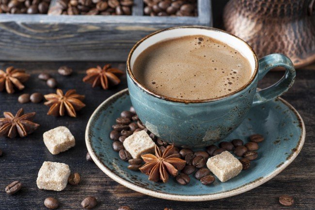 Традиция добавлять в кофе пряности родилась на Востоке.