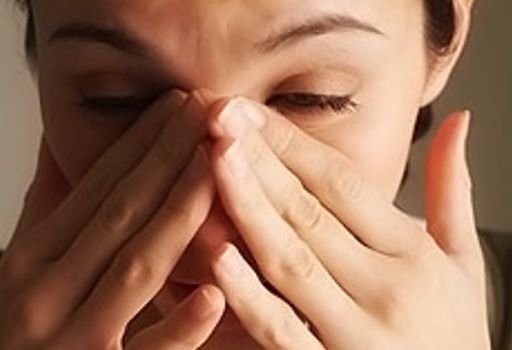 Обильное выделение слез приводит к патологиям слезных желез и может закончиться синдромом сухого глаза.