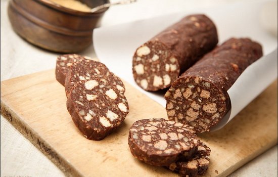 Что бы спародировать привычную колбасу, можно в смесь добавить какао, или расплавленный шоколад и небольшие кусочки галет.