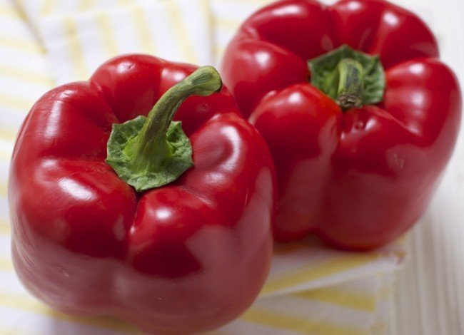 Болгарский перец улучшает пищеварение и помогает справиться с периодическими коликами в желудке.