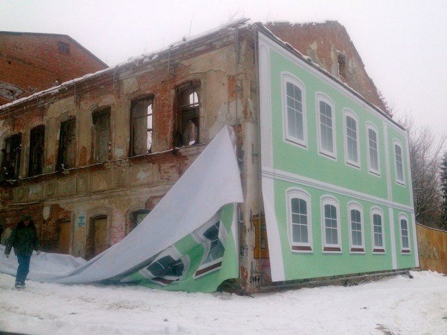 Один из современных методов превращения обветшалого здания в отреставрированное. По мотивам потемкинской деревни.