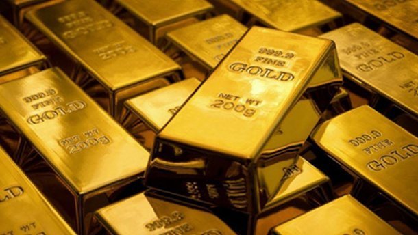 Золотые слитки можно покупать только в банке. Предложения с рук по низкой цене - афера, так как сбыть металл можно в любом финансовом учреждении.