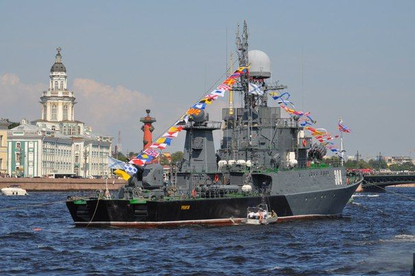 В прошлом году морской парад в Санкт-Петербурге принимал президент и главнокомандующий России Владимир Путин.