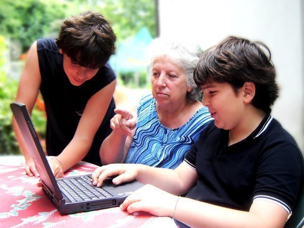 внуки учат бабушку работать на ПК