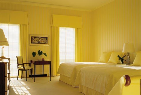 Желтые стены в доме: фото
