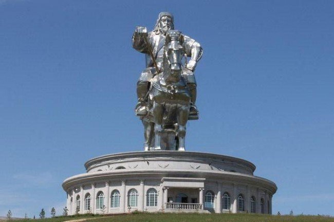 памятник в монголии