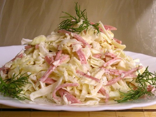 Салат с колбасой и капустой