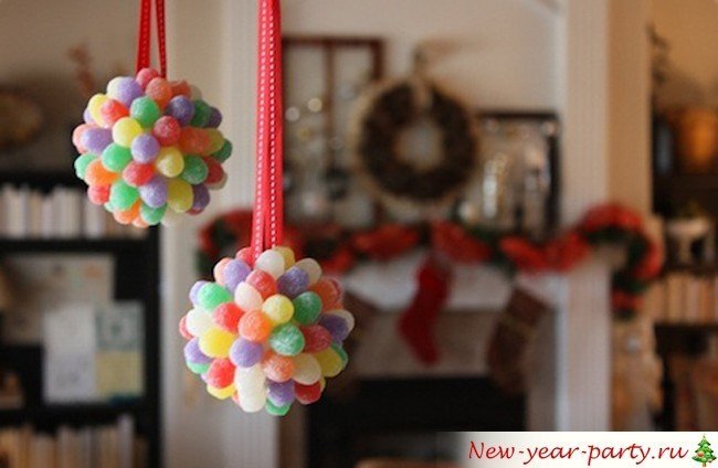 Новогодние шары из конфет и печенья