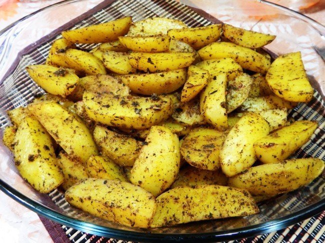 Картофель, с пряными травами, запеченный в духовке.