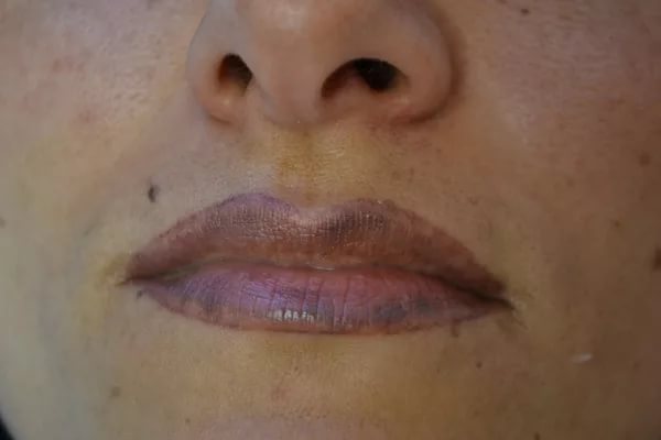 Почему изменяется оттенок губ?