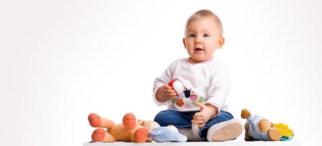 Ребенок в 10 месяцев с игрушками