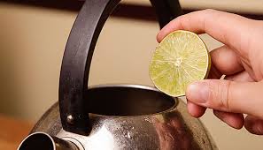 воду в чайнике нужно прокипятить с добавлением лимонной кислоты