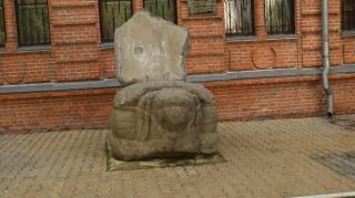 Каменная черепаха в Хабаровске.