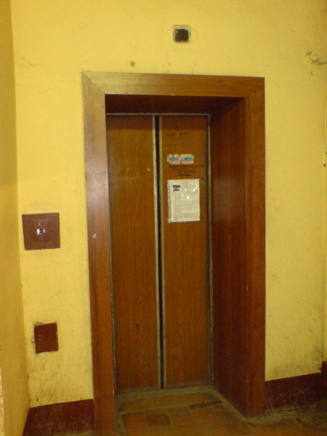Современный лифт в жилом доме.