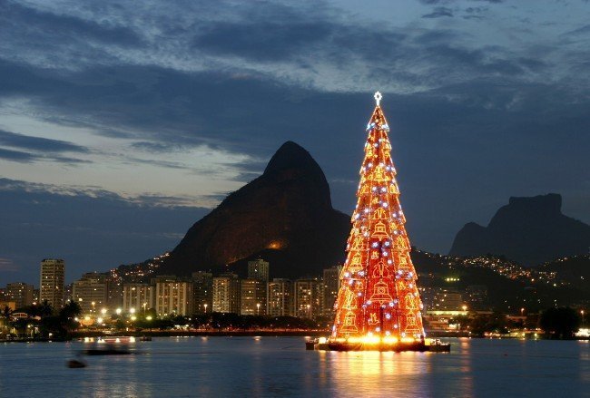 Самая большая плавучая елка планеты в Рио-де-Жанейро.
