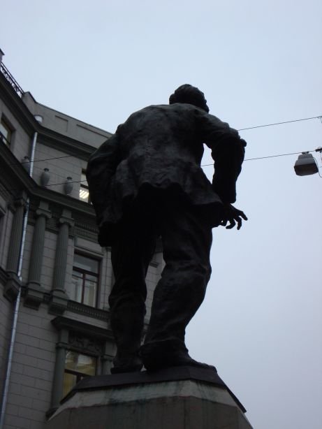 "Радикулит" - так прозвали памятник Воровскому в Москве.