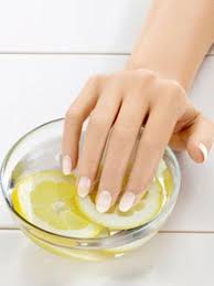 Лимон - отличное средство от расслаивания ногтей