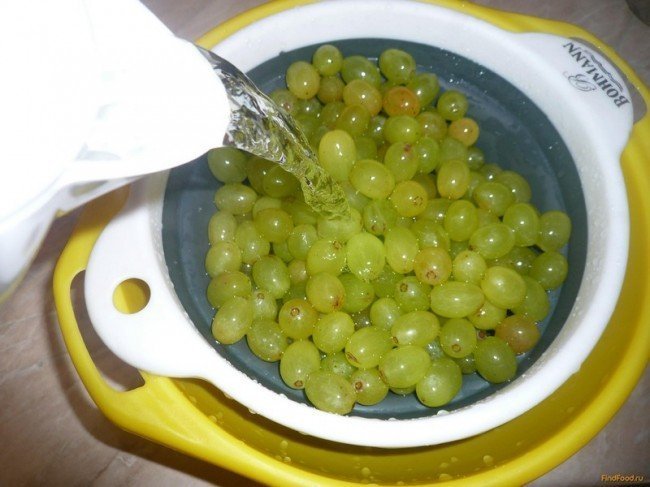 виноград в тарелке
